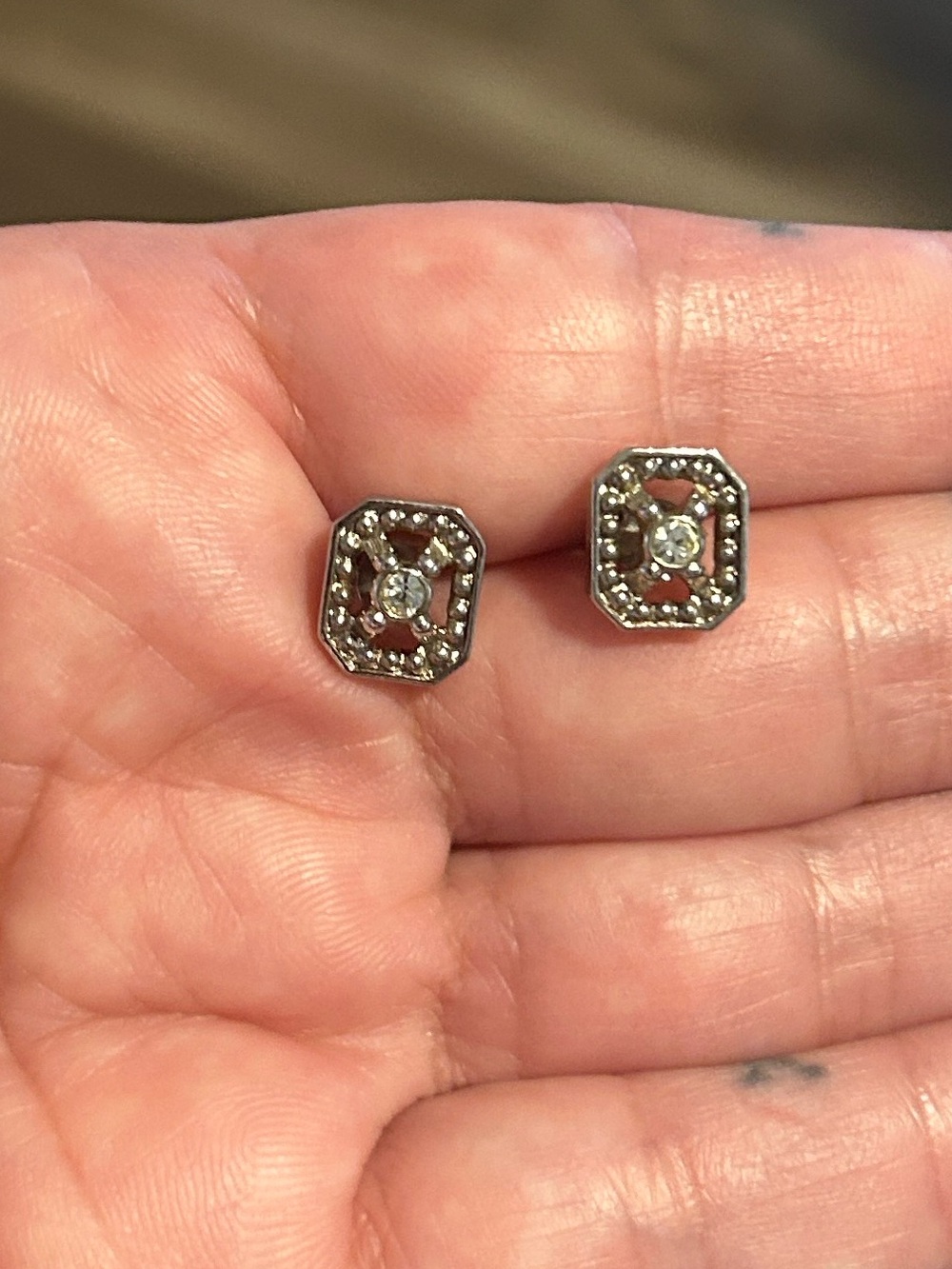 Vintage geometric crystal stud earring - Picture 2 of 4